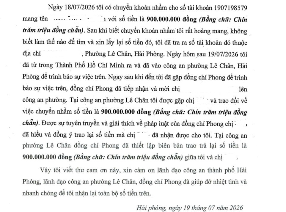 Công an phường Lê Chân hỗ trợ một công dân nhận lại 900 triệu đồng do chuyển khoản nhầm